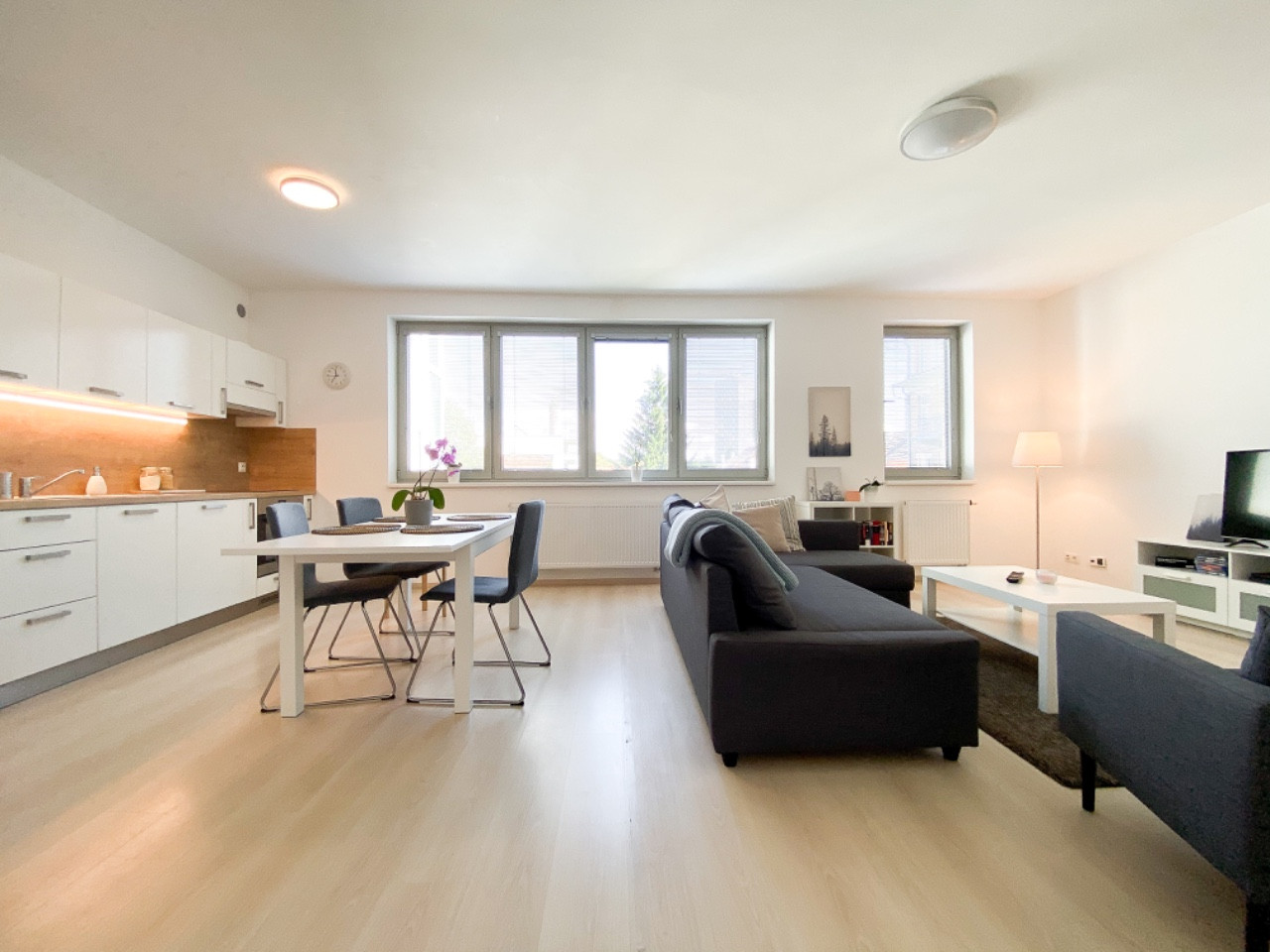 2 Bedrooms appartment near Nivy in Old Town with parking