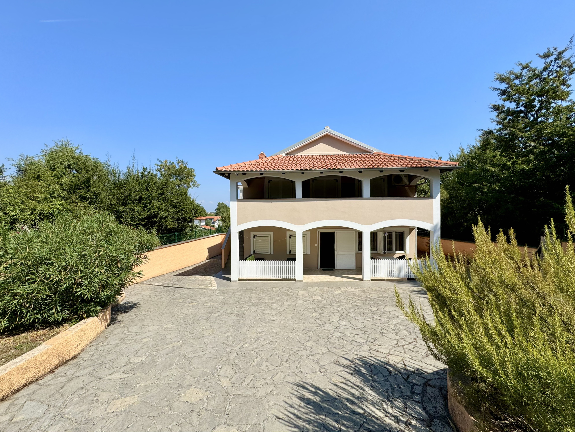 CHORVÁTSKO/ ISTRIA - VILA / 2 x 3 izbový BYT