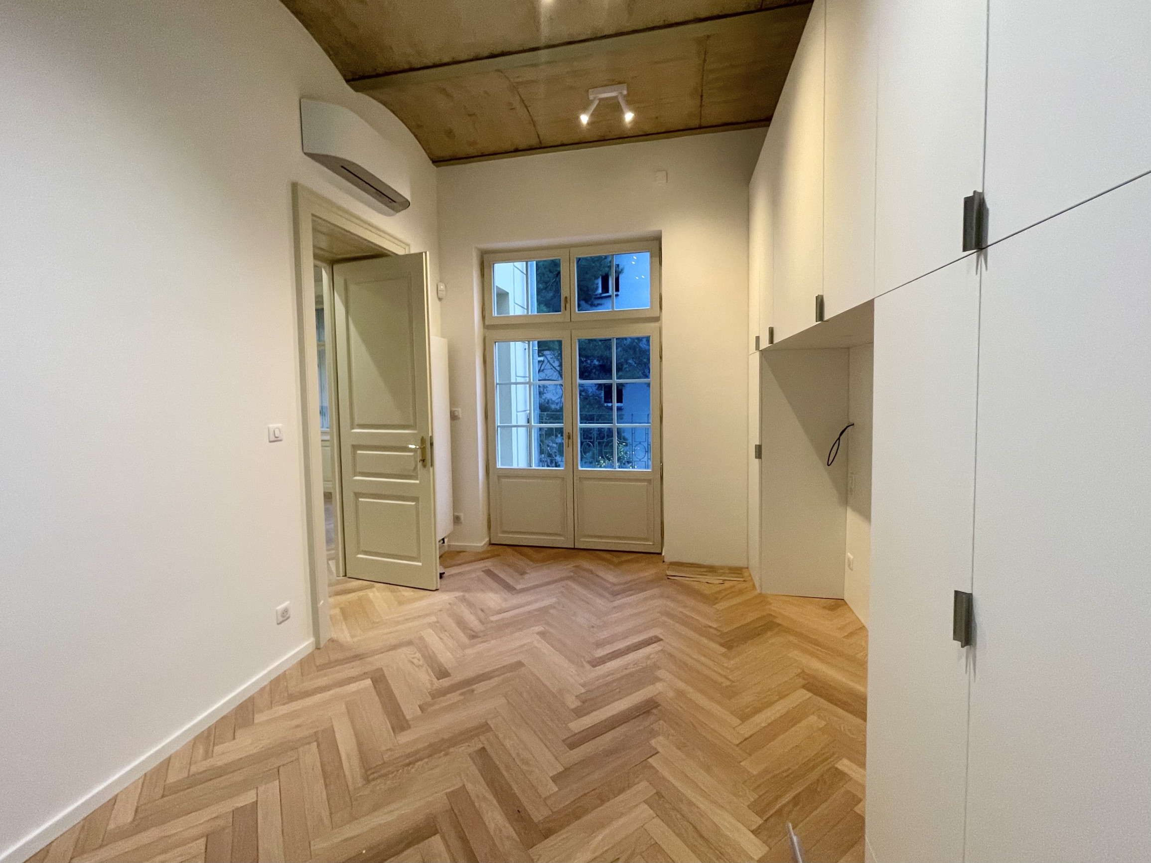 NOVÝ LUXUSNÝ 3 izb. BYT s TERASOU A GARÁŽOU V HISTORICKEJ VILE /PALISÁDY