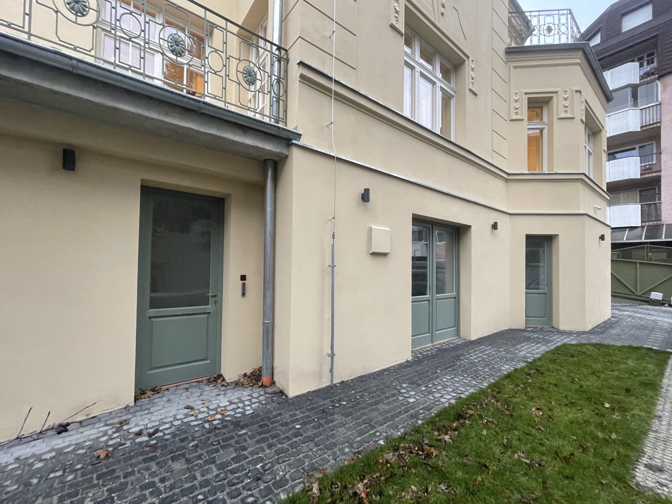 Nový 1,5 izb. BYT/KANCELÁRIĄ s Parkovaním V HISTORICKEJ VILE /PALISÁDY