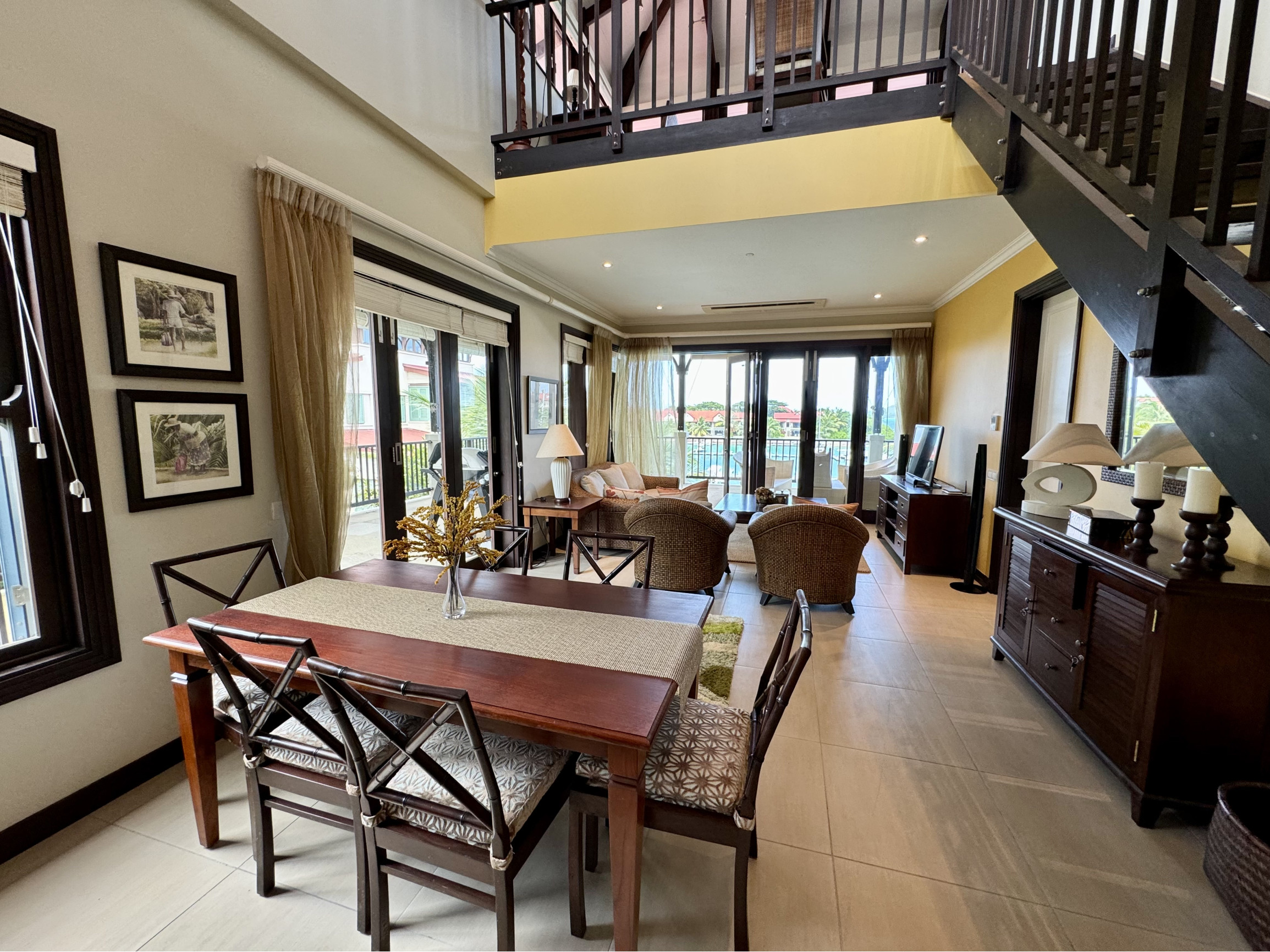 SEYCHELY / MAHÉ / Eden Island / LOFT APARTMÁN s terasou a výhľadom na oceán.