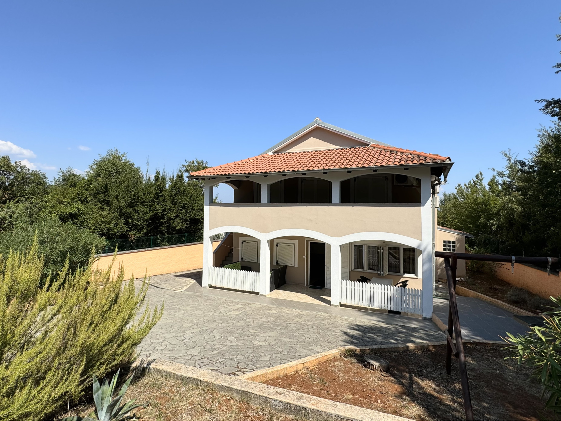 CHORVÁTSKO/ ISTRIA - VILA / 2 x 3 izbový BYT