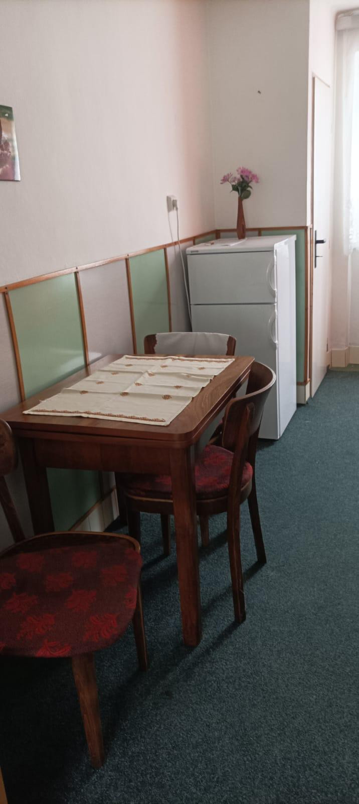 Veľkometrážny 2 izbový byt v centre mesta