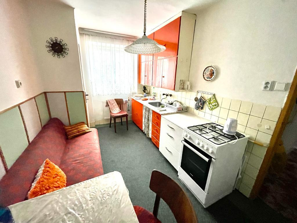 Veľkometrážny 2 izbový byt v centre mesta