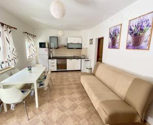 CHORVÁTSKO/ ISTRIA - VILA / 2 x 3 izbový BYT