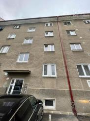 Veľkometrážny 2 izbový byt v centre mesta