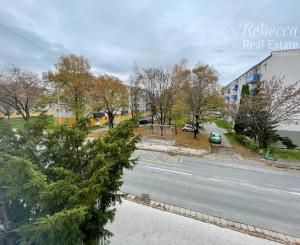 Veľkometrážny 2 izbový byt v centre mesta