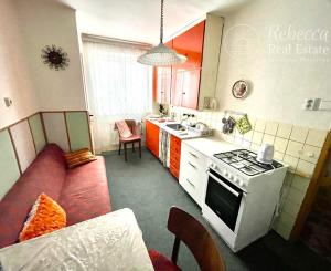 Veľkometrážny 2 izbový byt v centre mesta