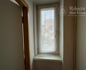 Veľkometrážny 2 izbový byt v centre mesta