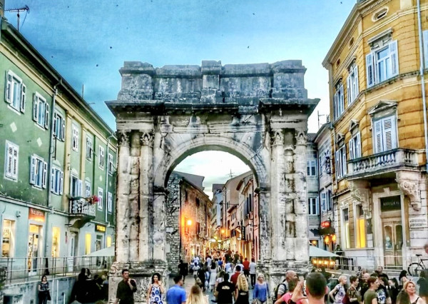 CHORVÁTSKO/ ISTRIA - VILA / 2 x 3 izbový BYT