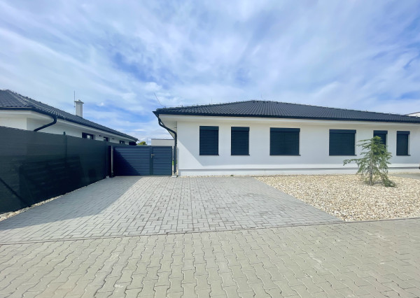 NOVÝ DIZAJNOVO ZARIADENÝ 4 Izb.byt v DVOJDOME