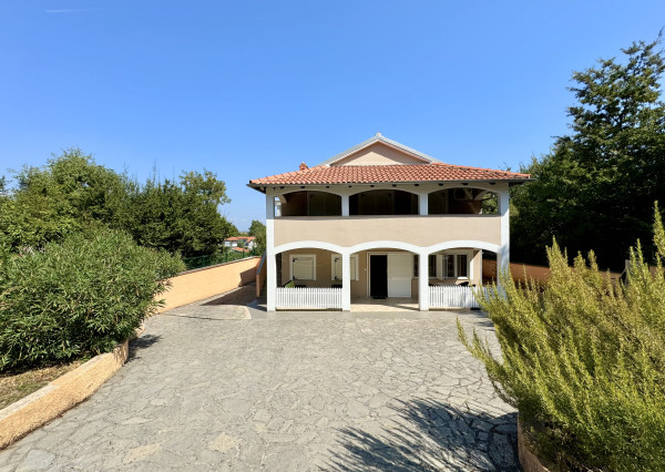 CHORVÁTSKO/ ISTRIA - VILA / 2 x 3 izbový BYT