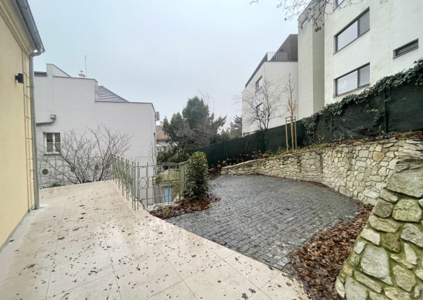 NOVÝ LUXUSNÝ 3 izb. BYT s TERASOU A GARÁŽOU V HISTORICKEJ VILE /PALISÁDY