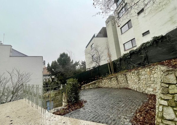 NOVÝ LUXUSNÝ 3 izb. BYT s TERASOU A GARÁŽOU V HISTORICKEJ VILE /PALISÁDY