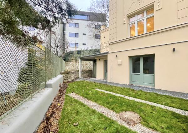 NOVÝ LUXUSNÝ 3 izb. BYT s TERASOU A GARÁŽOU V HISTORICKEJ VILE /PALISÁDY