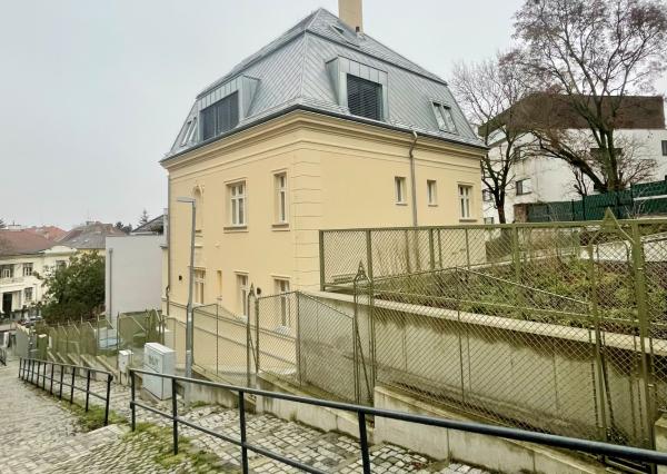 NOVÝ LUXUSNÝ 3 izb. BYT s TERASOU A GARÁŽOU V HISTORICKEJ VILE /PALISÁDY