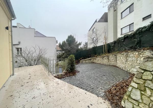 NOVÝ LUXUSNÝ 3 izb. BYT s TERASOU A GARÁŽOU V HISTORICKEJ VILE /PALISÁDY