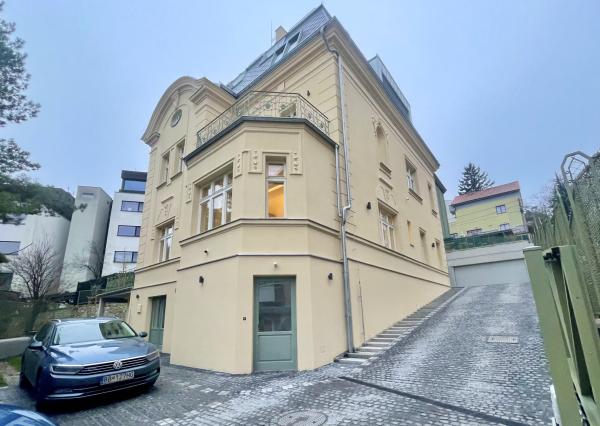 Nový 1,5 izb. BYT/KANCELÁRIĄ s Parkovaním V HISTORICKEJ VILE /PALISÁDY