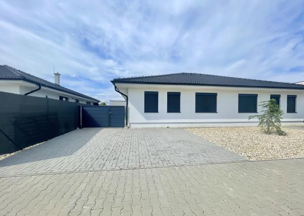 NOVÝ DIZAJNOVO ZARIADENÝ 4 Izb.byt v DVOJDOME