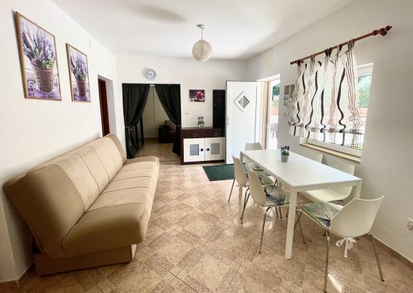 CHORVÁTSKO/ ISTRIA - VILA / 2 x 3 izbový BYT