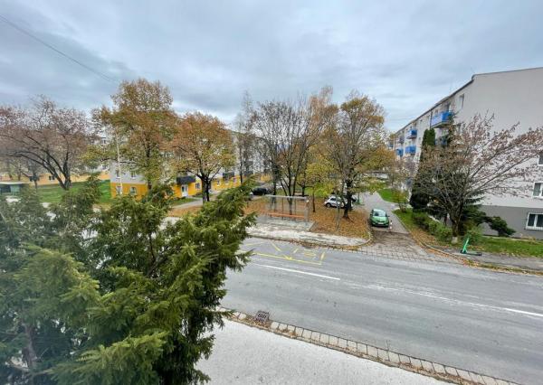 Veľkometrážny 2 izbový byt v centre mesta